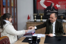 BU OKULDA HİÇBİR ŞEY KAYBOLMUYOR GÜMÜŞHANE ATATÜRK ORTAOKULU'NDA BULDUKLARI KAYIP EŞYA VE PARALARI OKUL YÖNETİMİNE TESLİM EDEN ÖĞRENCİLER, HER CUMA AYAKTA ALKIŞLANIYOR