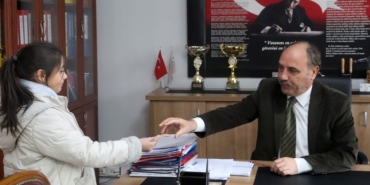 BU OKULDA HİÇBİR ŞEY KAYBOLMUYOR GÜMÜŞHANE ATATÜRK ORTAOKULU'NDA BULDUKLARI KAYIP EŞYA VE PARALARI OKUL YÖNETİMİNE TESLİM EDEN ÖĞRENCİLER, HER CUMA AYAKTA ALKIŞLANIYOR