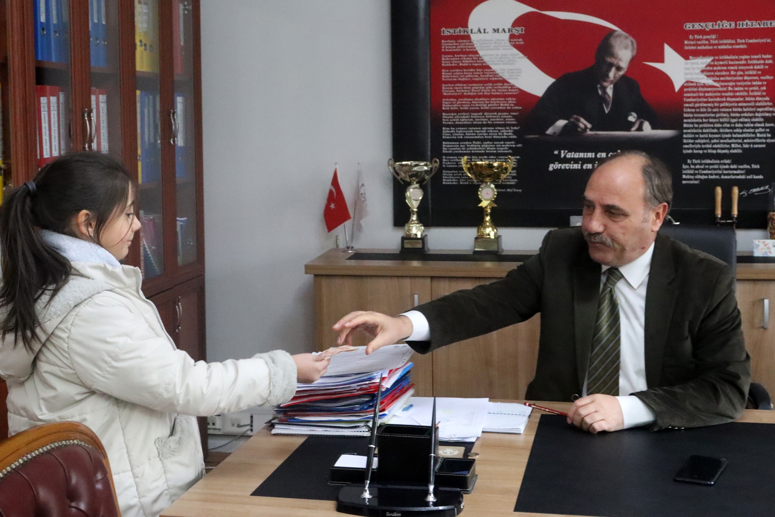 BU OKULDA HİÇBİR ŞEY KAYBOLMUYOR GÜMÜŞHANE ATATÜRK ORTAOKULU'NDA BULDUKLARI KAYIP EŞYA VE PARALARI OKUL YÖNETİMİNE TESLİM EDEN ÖĞRENCİLER, HER CUMA AYAKTA ALKIŞLANIYOR