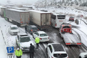 ERZİNCAN-SİVAS KARA YOLUNDA ULAŞIM GÜÇLÜKLE SAĞLANIYOR