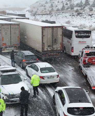 ERZİNCAN-SİVAS KARA YOLUNDA ULAŞIM GÜÇLÜKLE SAĞLANIYOR