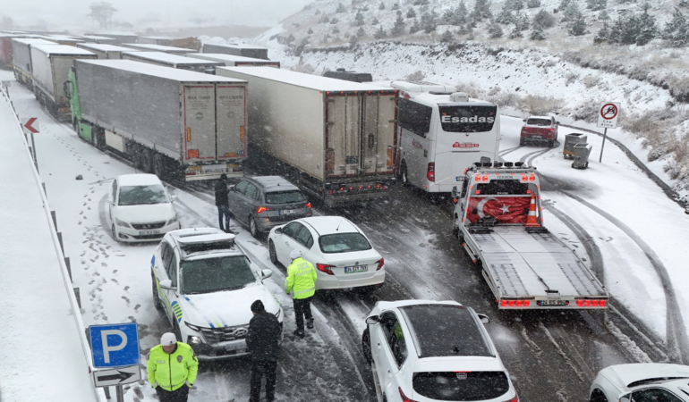 KAR ULAŞIMI VURDU: AĞIR TONAJLI ARAÇLARA GEÇİT YOK