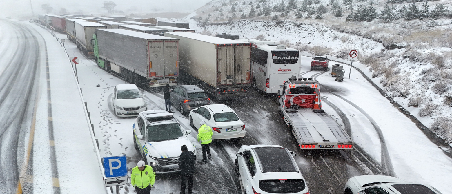 ERZİNCAN-SİVAS KARA YOLUNDA ULAŞIM GÜÇLÜKLE SAĞLANIYOR