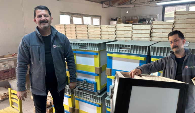 Renkli ve Isı Yalıtımlı Kovanlar Gümüşhaneli Arıcılardan Yoğun İlgi Görüyor