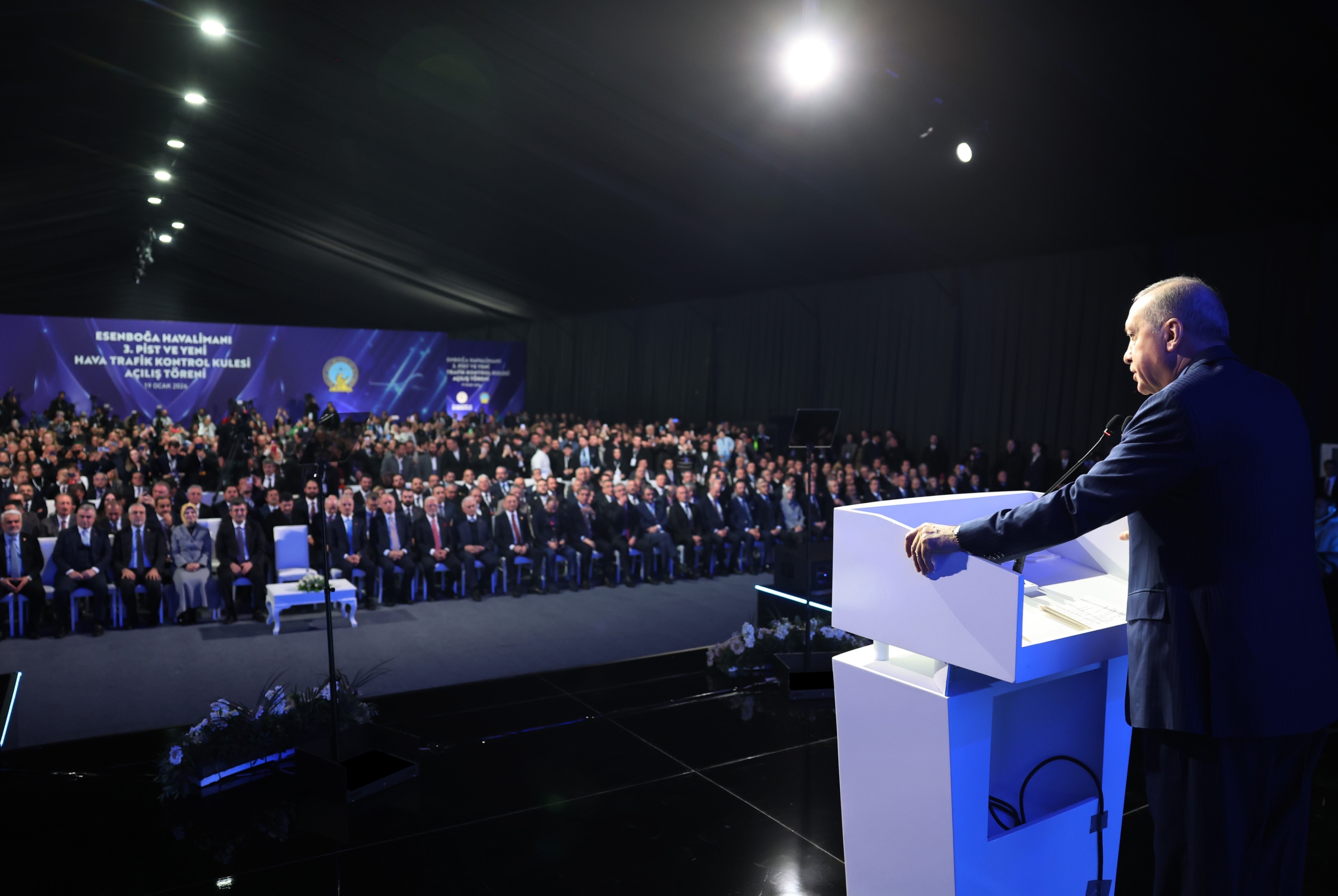 CUMHURBAŞKANI ERDOĞAN: "TÜRKİYE'Yİ DÜNYANIN EN GENİŞ UÇUŞ ALANINA SAHİP ÜLKELERİNDEN BİRİ YAPTIK" "MUHALEFETİN ENGELLEMEK İÇİN ELİNDEN GELENİ YAPTIĞI İSTANBUL HAVALİMANI UÇUŞ SAYISINDA 550 BİN UÇAK TRAFİĞİYLE AVRUPA'DAKİ LİDERLİĞİNİ SÜRDÜRÜYOR" "HAYATA GEÇİRDİĞİMİZ PROJELERLE TÜRKİYE'Yİ HEM BÖLGESİNDE, HEM DE DÜNYADA SEÇKİN BİR KONUMA ULAŞTIRDIK" "298 MİLYON EUROLUK YATIRIM DEĞERİNE SAHİP BU PROJEYİ DEVLETİMİZİN KASASINDAN TEK BİR KURUŞ BİLE ÇIKMADAN GERÇEKLEŞTİRDİK"