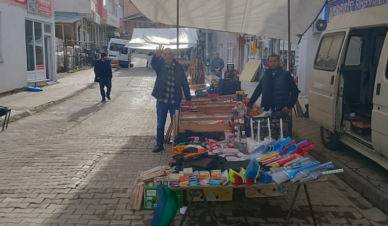 Kürtün İlçe Pazarında Sessizlik: Esnaf Zor Günler Geçiriyor