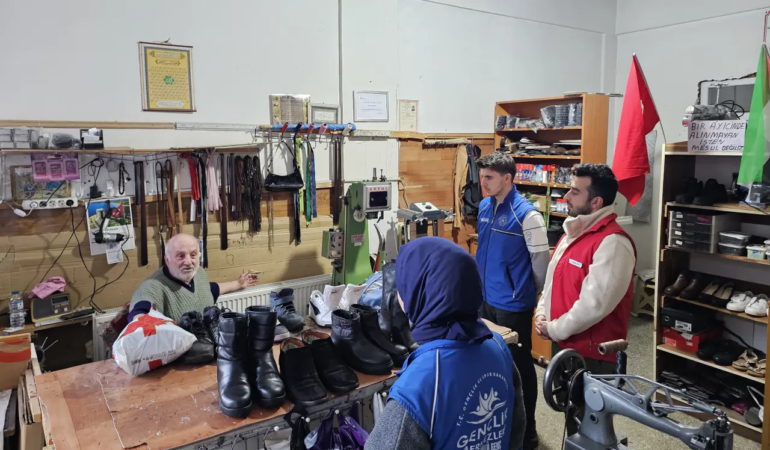 Gençler 50 Yıllık Ayakkabı Ustasıyla Buluştu