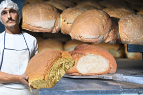 BU EKMEĞİ ALAN 1 HAFTA BAŞKA EKMEK ALMIYOR GÜMÜŞHANE'DEN DÜNYAYA YAYILAN LEZZET: ARAKÖY EKMEĞİ KİLOYLA SATILIYOR, 8 SAATTE HAZIRLANIYOR, 7 GÜN TÜKETİLİYOR ASIRLIK MAYAYLA PİŞEN EKMEĞİN ŞÖHRETİ SINIRLARI AŞTI