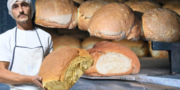 BU EKMEĞİ ALAN 1 HAFTA BAŞKA EKMEK ALMIYOR GÜMÜŞHANE'DEN DÜNYAYA YAYILAN LEZZET: ARAKÖY EKMEĞİ KİLOYLA SATILIYOR, 8 SAATTE HAZIRLANIYOR, 7 GÜN TÜKETİLİYOR ASIRLIK MAYAYLA PİŞEN EKMEĞİN ŞÖHRETİ SINIRLARI AŞTI