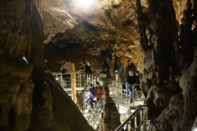 GÜMÜŞHANE'NİN YER ALTI SARAYI KAPILARINI ZİYARETÇİLERİNE AÇTI GÜMÜŞHANE'NİN TORUL İLÇESİNDEKİ KARACA MAĞARASI, RAMAZAN BAYRAMI TATİLİNDE ZİYARETÇİ AKININA UĞRADI