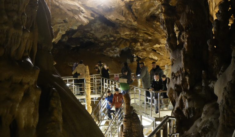 Karaca Mağarası Bayramla Birlikte Ziyaretçilerini Ağırlamaya Başladı