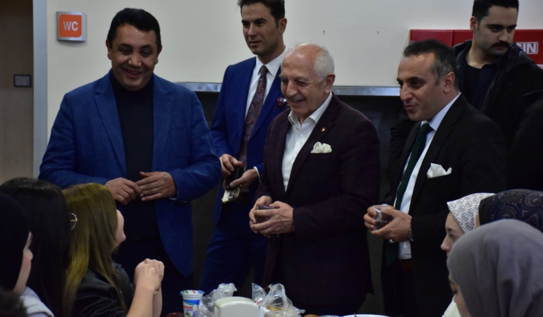 Protokol ve Öğrenciler Aynı Sofrada