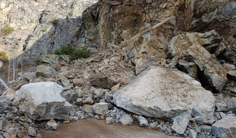 Kürtün’de Dev Kaya Parçaları Yolu Kapattı
