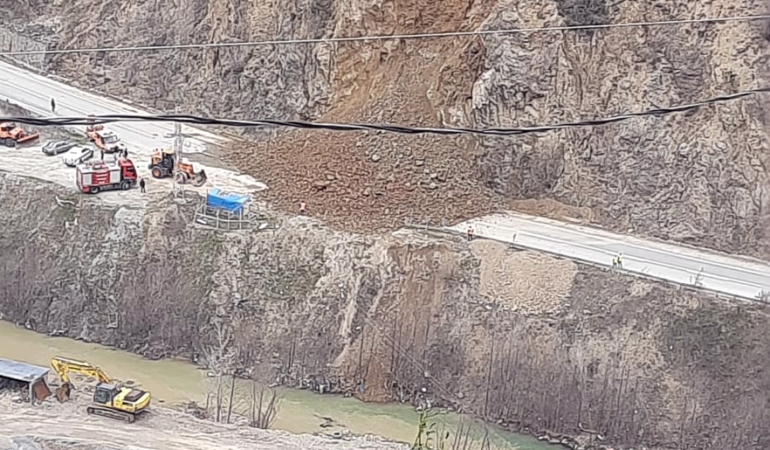 Torul–Tirebolu Karayolu Heyelan Nedeniyle Yeniden Ulaşıma Kapandı