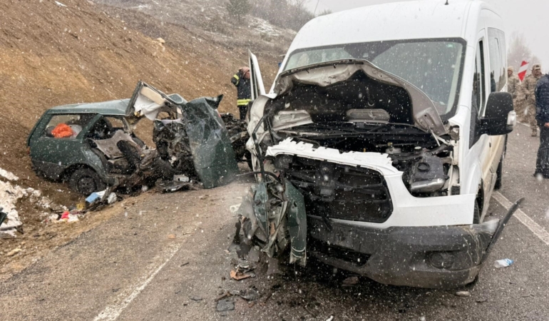 Kelkit’te Feci Kaza: Öğretmenleri Taşıyan Servis ile Otomobil Çarpıştı