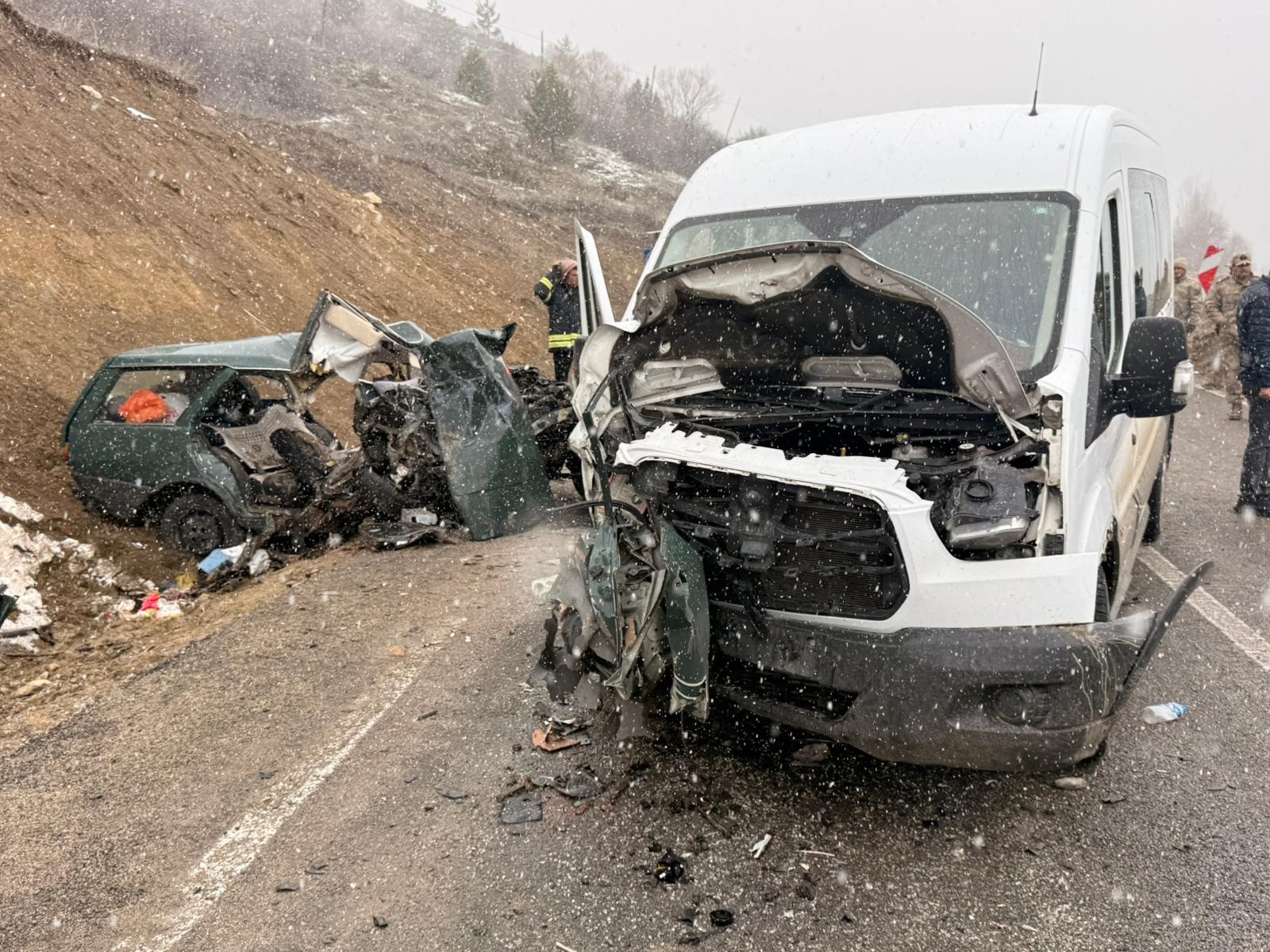 ÖĞRETMENLERİ TAŞIYAN SERVİS İLE OTOMOBİL ÇARPIŞTI: 1 ÖLÜ, 2'Sİ AĞIR 10 YARALI