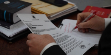 YAPAY ZEKÂYLA SAHTE MAHKEME BELGESİ DÜZENLEYİP DOLANDIRMAYA ÇALIŞTILAR YAPAY ZEKÂYLA SAHTE MAHKEME DOSYASI HAZIRLAYAN DOLANDIRICILARIN AĞINA DÜŞÜRMEKTEN AVUKATININ DİKKATİ SAYESİNDE SON ANDA KURTULDU