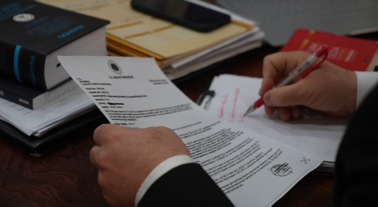 YAPAY ZEKÂYLA SAHTE MAHKEME BELGESİ DÜZENLEYİP DOLANDIRMAYA ÇALIŞTILAR YAPAY ZEKÂYLA SAHTE MAHKEME DOSYASI HAZIRLAYAN DOLANDIRICILARIN AĞINA DÜŞÜRMEKTEN AVUKATININ DİKKATİ SAYESİNDE SON ANDA KURTULDU