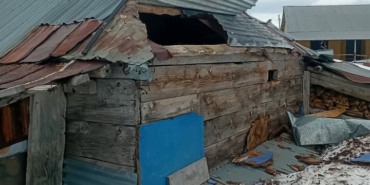 GÜMÜŞHANE YAYLALARINDA AYI DEHŞETİ DEVAM EDİYOR AYILAR YÜCEBELEN YAYLASI'NDA ÇATIDAN GİRDİĞİ YAYLA EVİNİ KULLANILAMAZ HALE GETİRDİ