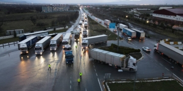 AĞIR TONAJLI ARAÇLARA GEÇİT YOK: YOL KAR NEDENİYLE KAPANDI