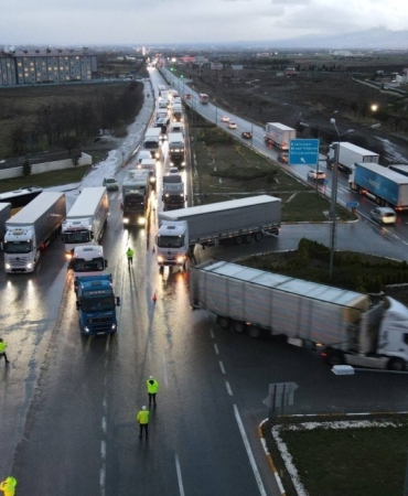 AĞIR TONAJLI ARAÇLARA GEÇİT YOK: YOL KAR NEDENİYLE KAPANDI