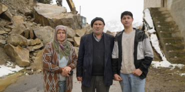 GÜMÜŞHANE'DE DAĞDAN KOPAN DEV KAYALAR AHIRA DÜŞTÜ, 3 EV BOŞALTILDI