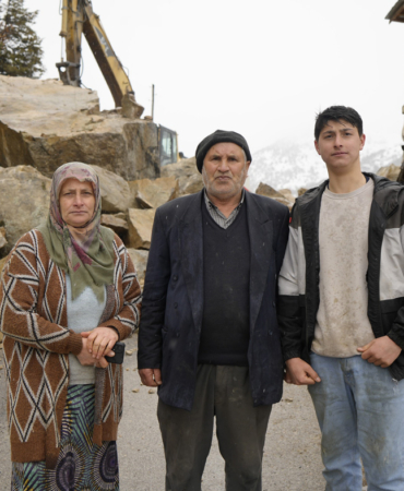 GÜMÜŞHANE'DE DAĞDAN KOPAN DEV KAYALAR AHIRA DÜŞTÜ, 3 EV BOŞALTILDI