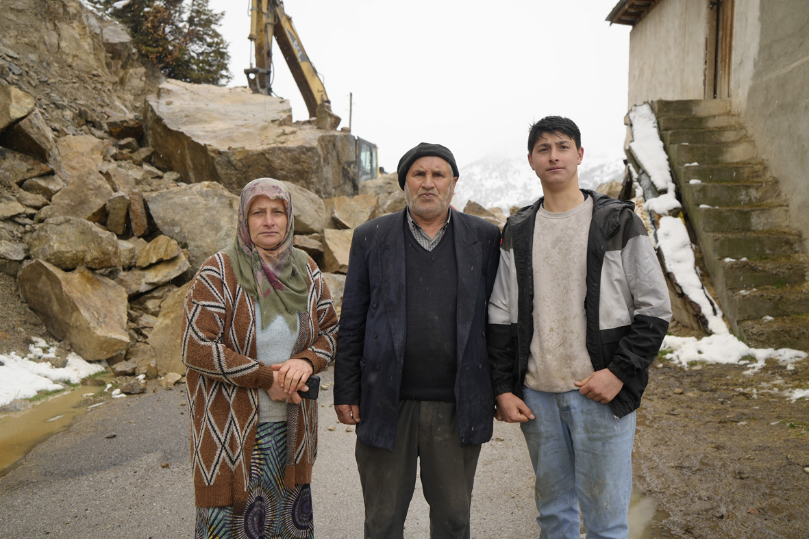 GÜMÜŞHANE'DE DAĞDAN KOPAN DEV KAYALAR AHIRA DÜŞTÜ, 3 EV BOŞALTILDI