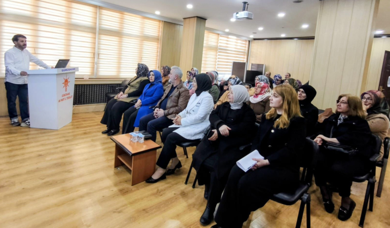 AK Parti Gümüşhane Kadın Kolları’ndan Dijital Okuryazarlık Eğitimi