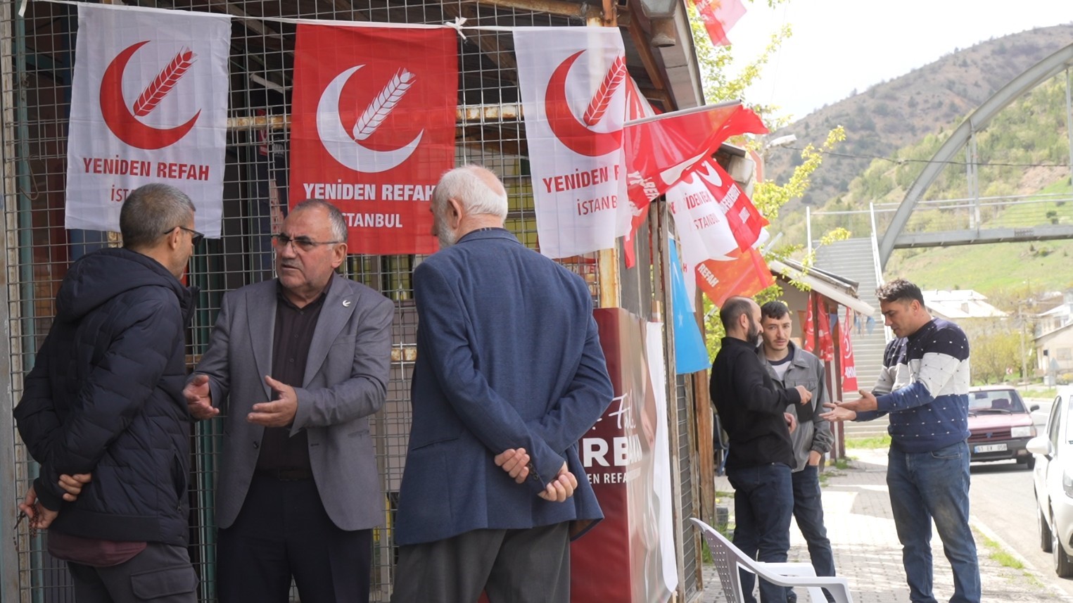 GÜMÜŞHANE'NİN 3 BİN SEÇMENLİ TEKKE BELDESİNDE 11 ADAYLI SEÇİM YARIŞI GÜMÜŞHANE'DEKİ BELDEDE YAKLAŞIK 300 SEÇMENE BİR ADAY DÜŞÜYOR