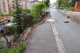 GÜMÜŞHANE'DE AŞIRI YAĞIŞ SONRASI YOL ÇÖKTÜ
