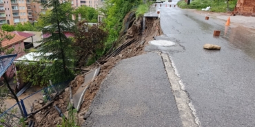 GÜMÜŞHANE'DE AŞIRI YAĞIŞ SONRASI YOL ÇÖKTÜ