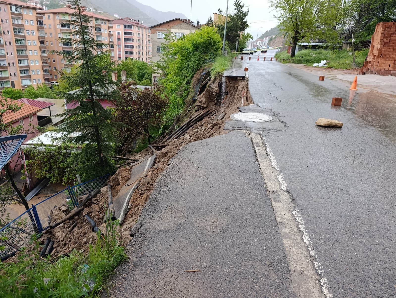 GÜMÜŞHANE'DE AŞIRI YAĞIŞ SONRASI YOL ÇÖKTÜ