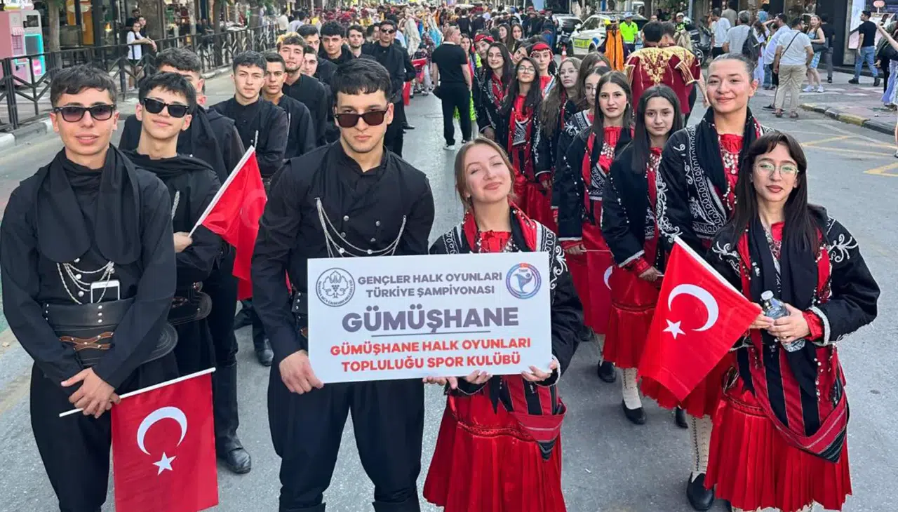 6RaI-gumushaneli-folklorcular-5-bin-kisiyle-guinness-dunya-rekoruna-ortak-oldu