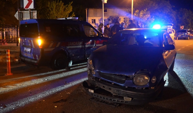 Alkollü Sürücü Jandarma Aracına Çarptı: Ehliyetine El Konuldu