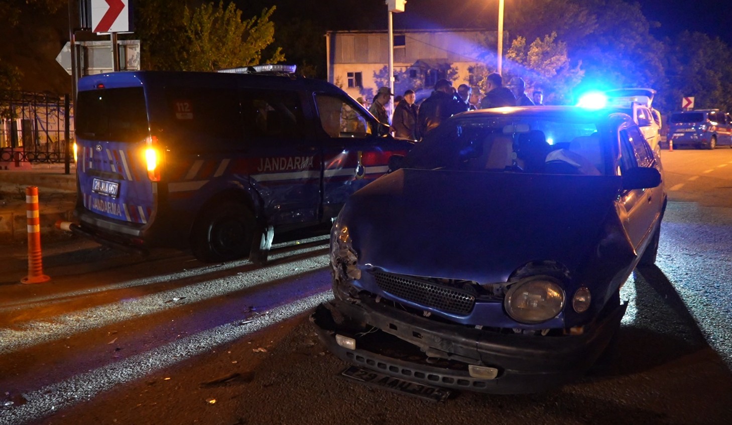 GÜMÜŞHANE'DE ALKOLLÜ SÜRÜCÜ JANDARMA ARACINA ÇARPTI, EHLİYETİNE EL KONULDU