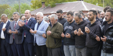 GÜMÜŞHANE'DE ÖLDÜRÜLEN GENÇ KADIN SON YOLCULUĞUNA UĞURLANDI 6 AYLIK BEBEĞİNİ GERİDE BIRAKAN ARZU PEKİN DEFNEDİLDİ