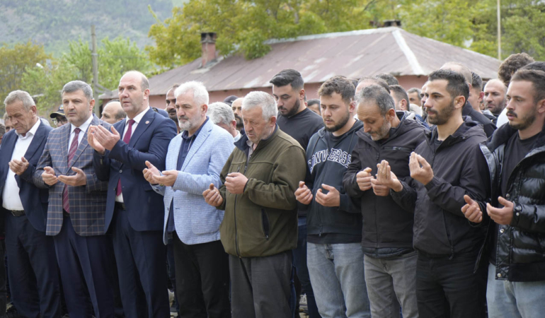 Gümüşhane’de Eşi Tarafından Öldürülen Genç Anne Gözyaşlarıyla Toprağa Verildi