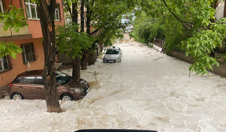 Gümüşhane’de Şiddetli Sağanak Hayatı Felç Etti: Yollar Dereye Döndü, İş Yerlerini Su Bastı
