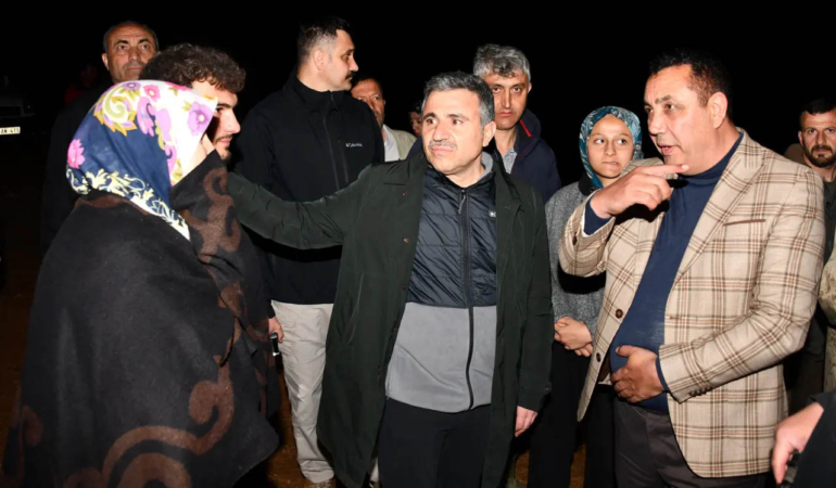 Gümüşhane’de Sel Alarmı: Evler ve Ahırlar Sular Altında Kaldı, Vali Atay ve Başkan Başer Sahada