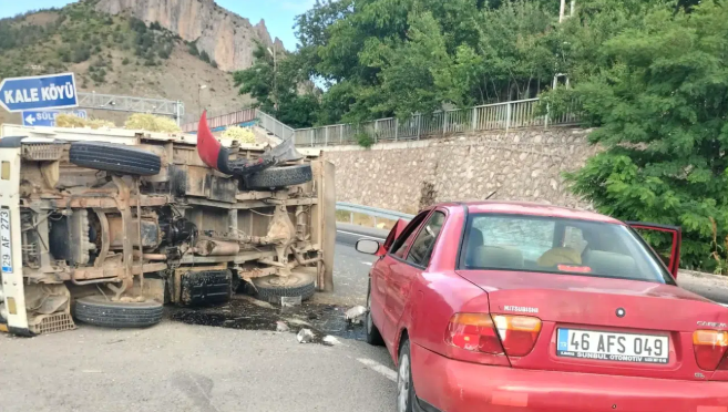 Kale Köyü Kavşağında İki Araç Çarpıştı, Kamyonet Devrildi
