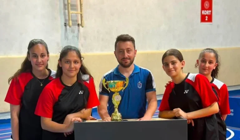 Tekke Ortaokulu Badmintonda Namağlup Zirvede! Hedef Türkiye Finalleri