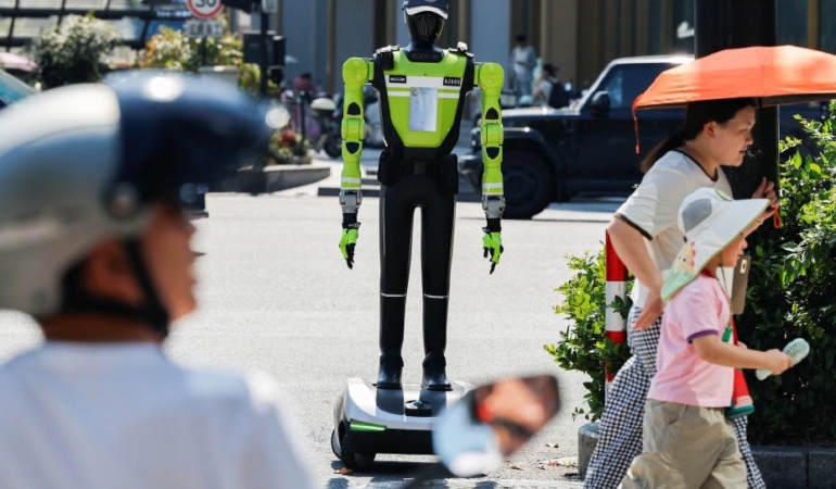 Çin sokaklarında robot polisler trafik denetimine başladı