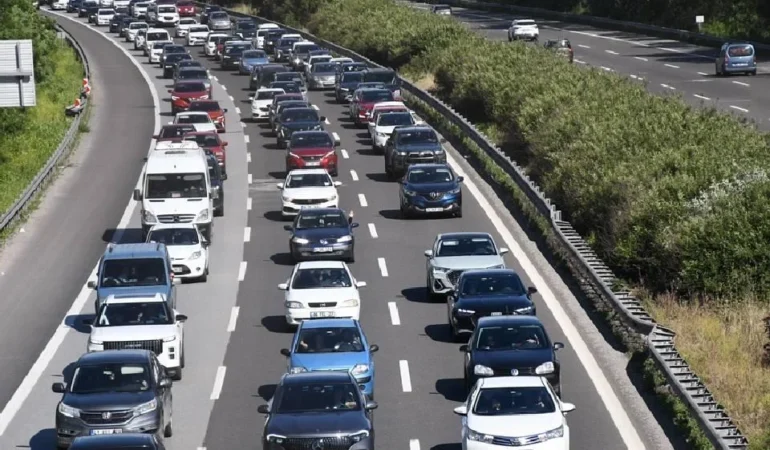 Trafikteki araç sayısı 207 bin 508 arttı