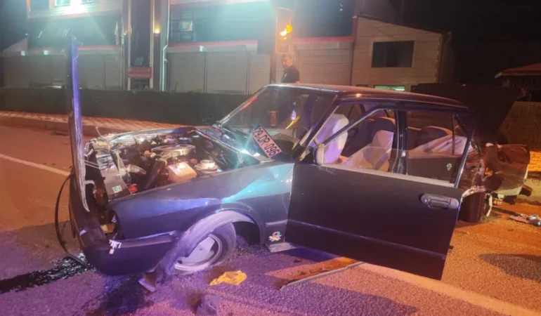 Gümüşhane’de Otomobil Kaldırıma Çarparak Savruldu