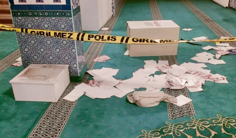 Kemaliye Camii’ndeki Hırsızlık Şüphelileri Yakalandı