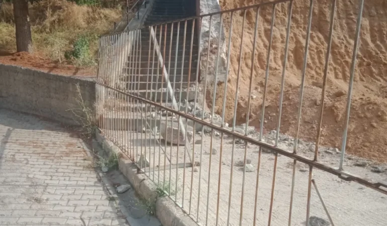 Kütüphane İnşaatı Mahalle Yolunu Kapattı: Vatandaş Tepkili