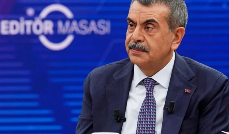 Bakan Tekin: Öğretmenlerimizi cep telefonu konusunda uyardık
