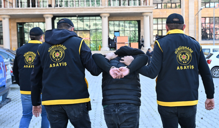 Aynı Apartmanda İki Evi Soydu!
